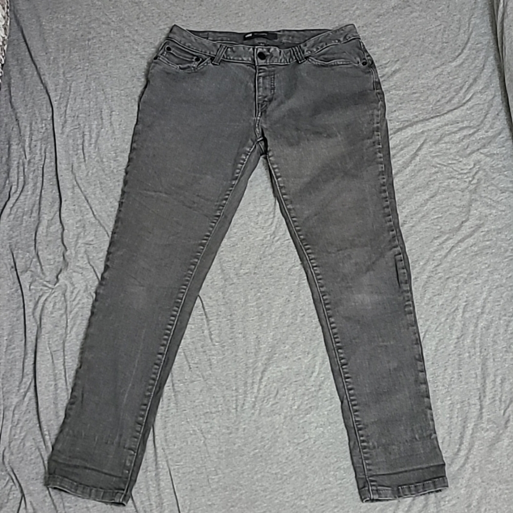 Gray Levi's Jeans.